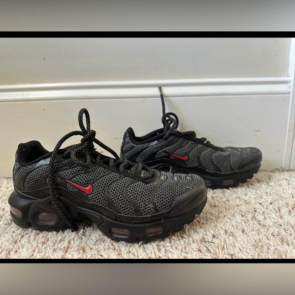 Nike Air Max Plus Black Silver Red Size 4Y  Tennis Shoes Sneakers